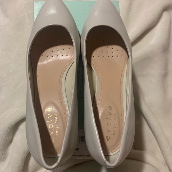 NWT cream colored heels - Picture 2 of 6